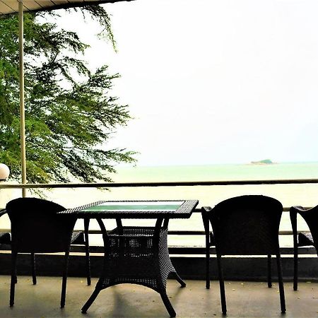 G&T'S Beach Front Villa Tanjung Bungah  Exteriör bild