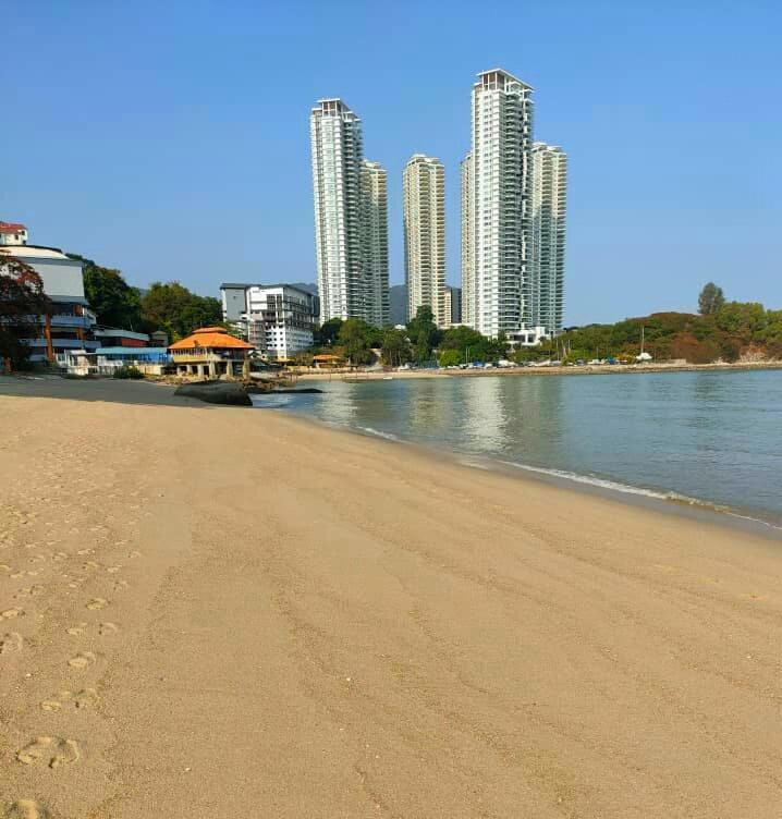 G&T'S Beach Front Villa Tanjung Bungah  Exteriör bild