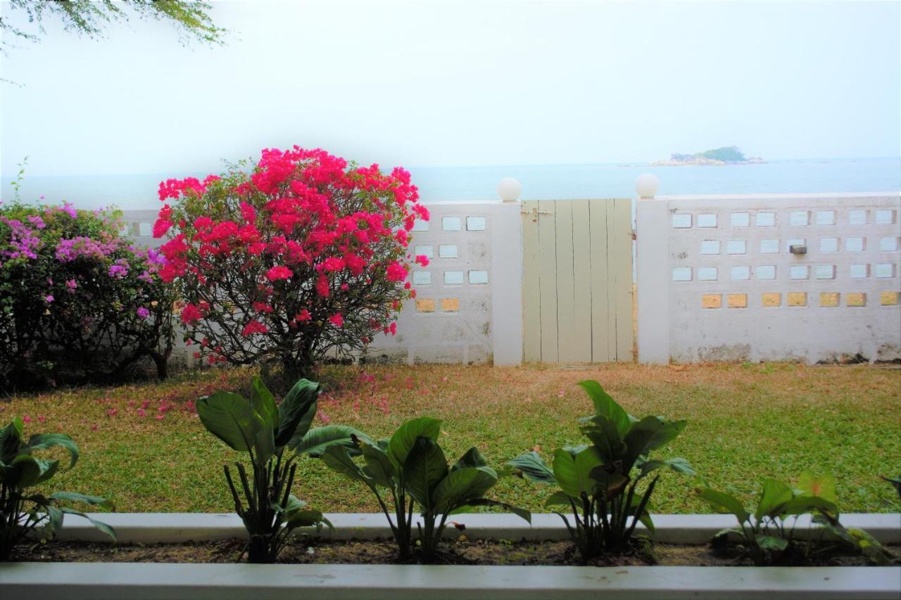 G&T'S Beach Front Villa Tanjung Bungah  Exteriör bild