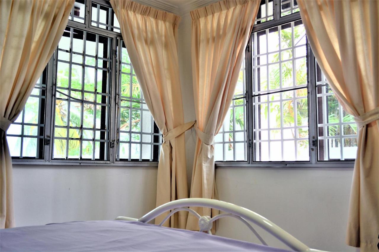 G&T'S Beach Front Villa Tanjung Bungah  Exteriör bild