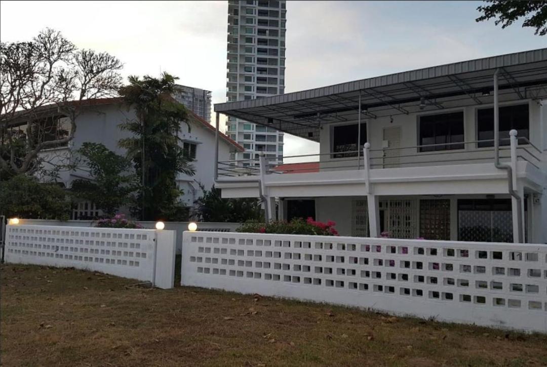 G&T'S Beach Front Villa Tanjung Bungah  Exteriör bild