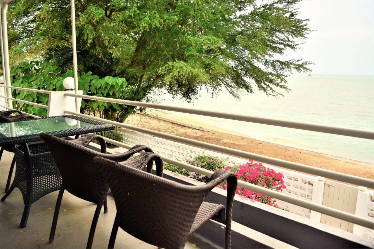 G&T'S Beach Front Villa Tanjung Bungah  Exteriör bild