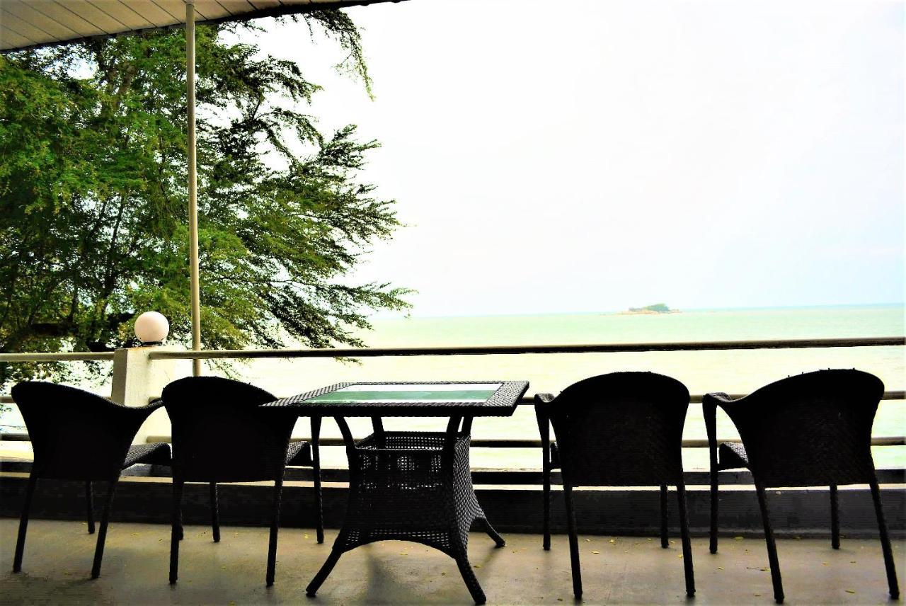 G&T'S Beach Front Villa Tanjung Bungah  Exteriör bild