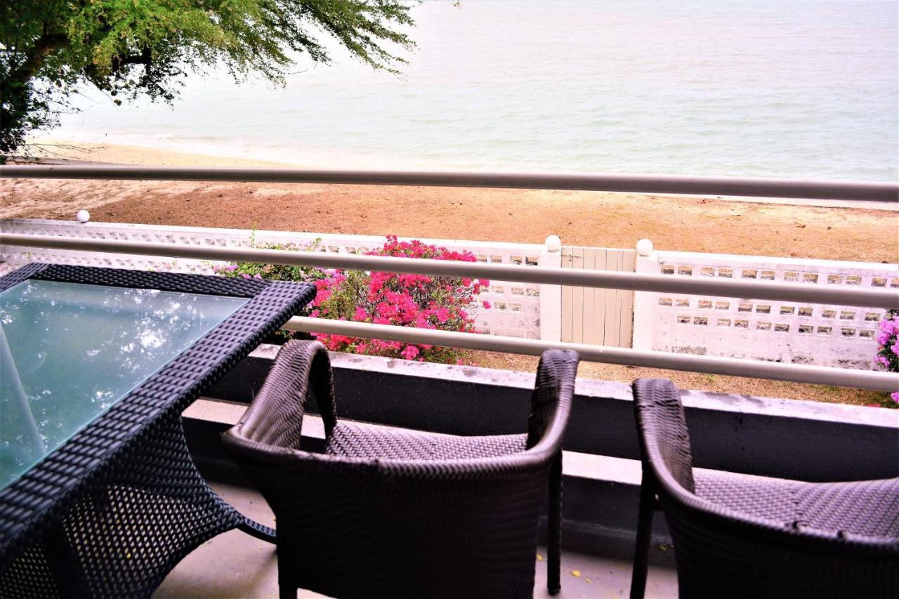 G&T'S Beach Front Villa Tanjung Bungah  Exteriör bild