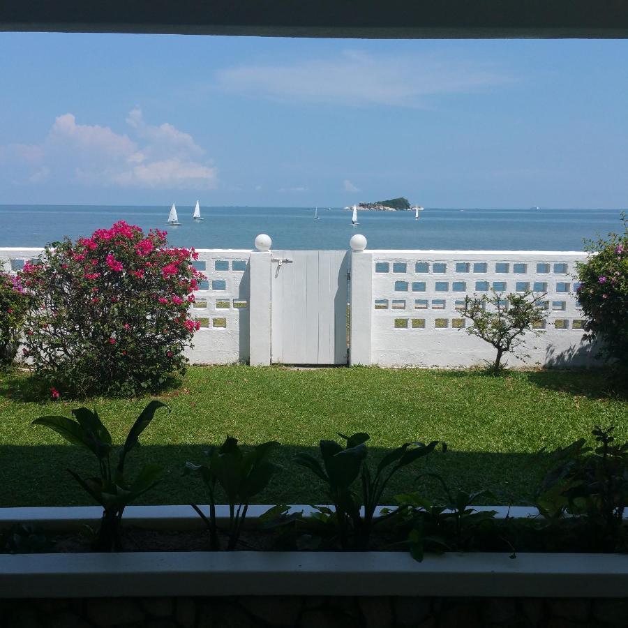 G&T'S Beach Front Villa Tanjung Bungah  Exteriör bild