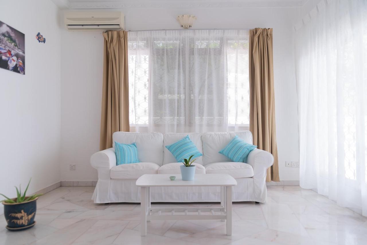 G&T'S Beach Front Villa Tanjung Bungah  Exteriör bild