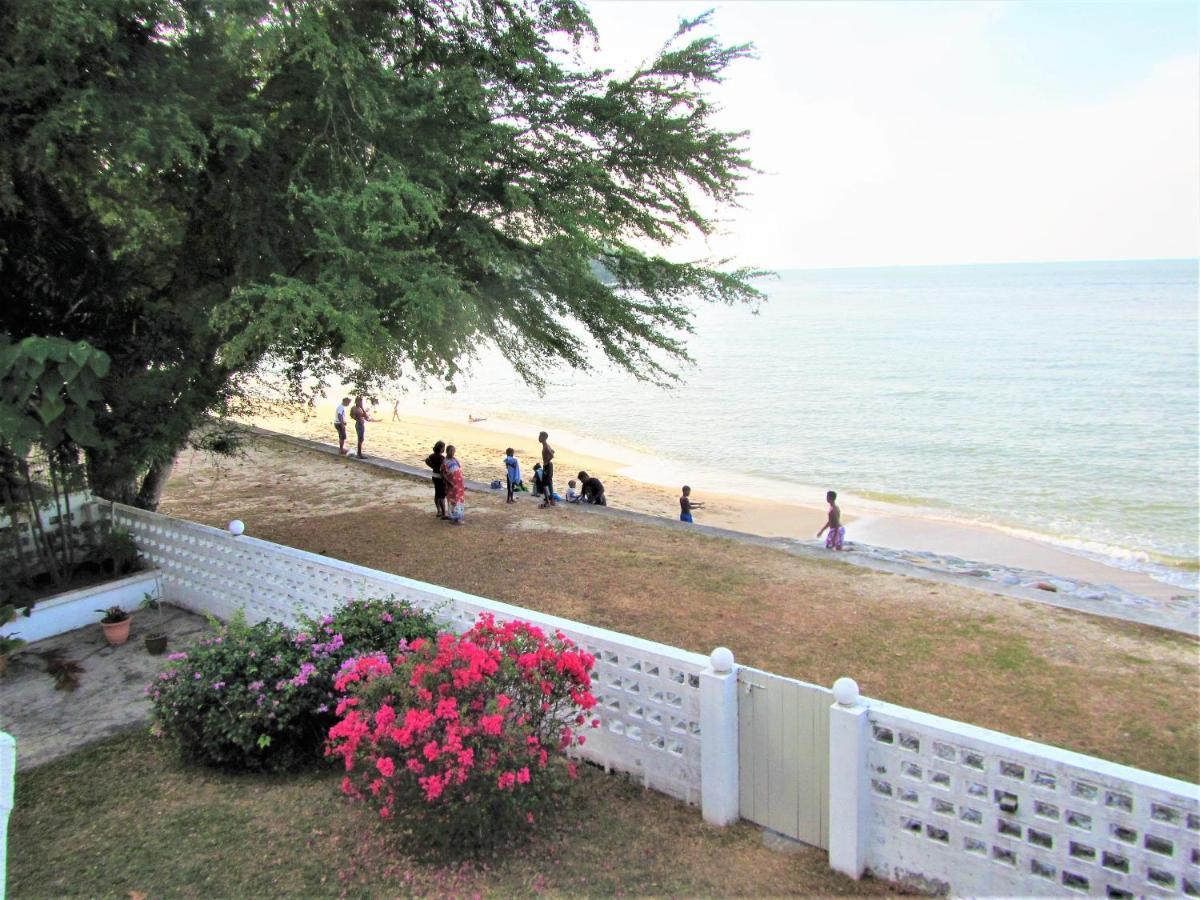 G&T'S Beach Front Villa Tanjung Bungah  Exteriör bild